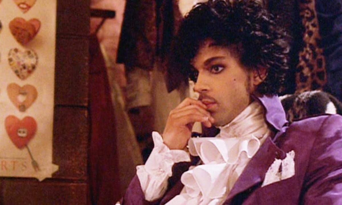 Gewalt im Elternhaus, eine musikalische Konkurrenzsituation und der permanente Wechsel zwischen Egoismus und Altruismus waren auch Ingredienzien der wahren Vita von Prince. Mit viel Verve mimt er in „Purple Rain“ den „Kid“, unzweideutig eine Version seiner selbst.