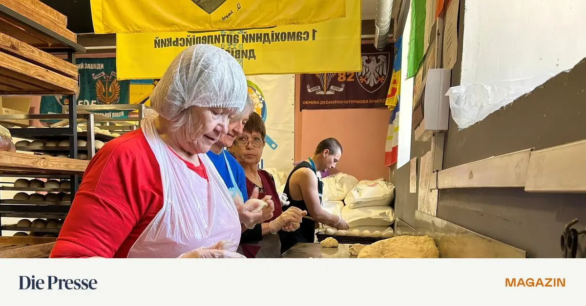 Freiwilligenarbeit-im-Krieg-In-Charkiws-Hell-s-Kitchen-helfen-viele-H-nde-beim-Kochen-premium-