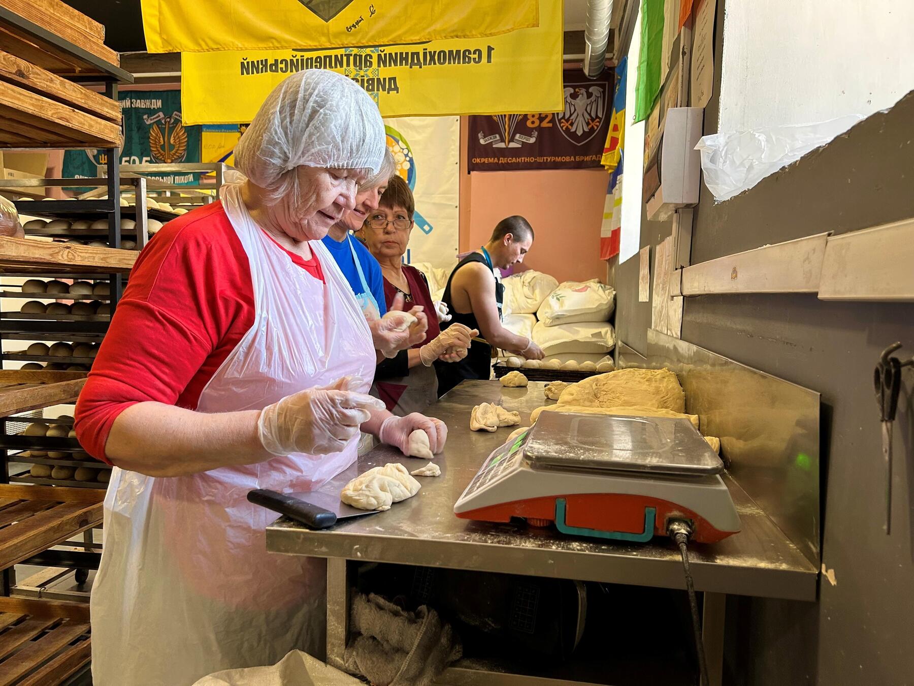 Freiwilligenarbeit im Krieg: In Charkiws „Hell’s Kitchen“ helfen viele Hände beim Kochen [premium]