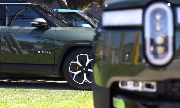 Rivian hat aktuell zwei vollelektrische Fahrzeuge im Angebot: einen SUV und einen Pick-up.