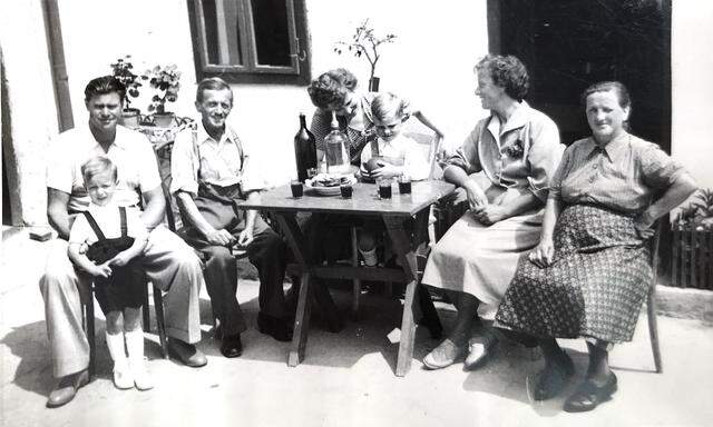 Sommer im Burgenland, Mitte der Fünfzigerjahre: Thomas (l., mit Sohn Martin) und Lena (2. v. r.) zu Besuch bei Verwandten in Klingenbach/Klimpuh.