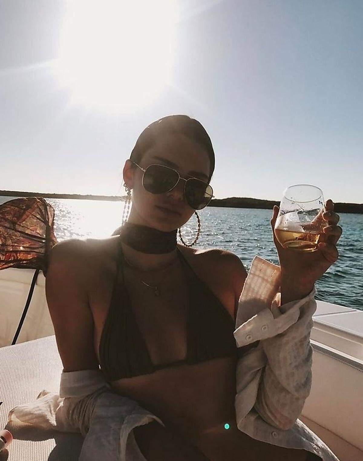 Wo die drei jungen Frauen Urlaub machen, verraten sie auf den Instagram-Fotos nicht - Jenners Sundowner-Stil verrät hingegen die Trends für die diesjährige Urlaubsgaderobe.
