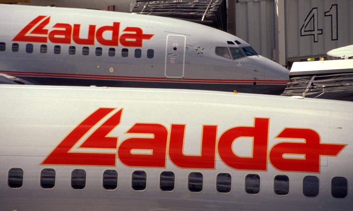 Aber auch wirtschaftlich läuft es nicht mehr so rund wie geplant. 1993 steigt die deutsche Lufthansa über ihre Tochter Condor bei Lauda ein. 1997 startet dann auch die strategische Partnerschaft mit dem "Erzfeind" AUA. Die damals noch staatliche Fluglinie beteiligt sich mit 36 Prozent an der Lauda Air.