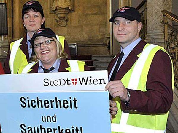 Seit 1. November 2009 patrouilliert der 70-köpfige Linienservice im Netz der Wiener Linien. Auf der Grundlage der Hausordnung und der Beförderungsbestimmungen des Verkehrsunternehmens hat die unbewaffnete Einheit in gelber Weste und mit blauer Baseballkappe auch die Befugnis zu strafen. Das Spektrum der Verfehlungen reicht dabei von Verschmutzungen über unerlaubtes Rauchen bis hin zu Hunden ohne Beißkorb.