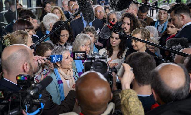 Nach der Entscheidung des Gerichtshofs: Die Klimaseniorinnen beantworten Fragen von Journalisten.  