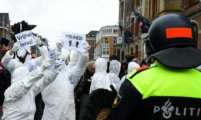 In Amsterdam machten Tausende Menschen ihrem Unmut über die Coronamaßnahmen der Regierung Luft.