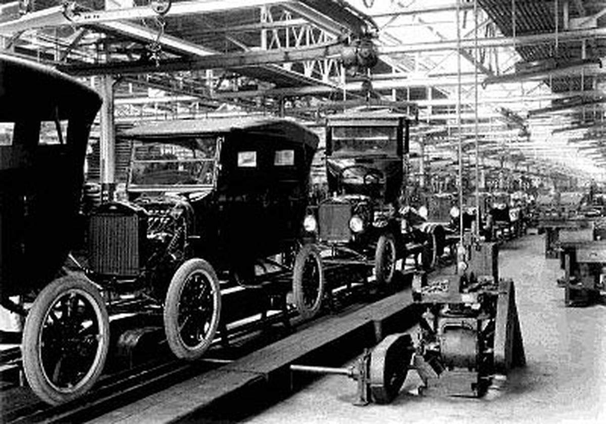 1913 revolutionierte die Einführung des Fließbands für das Model T die industrielle Fertigung.