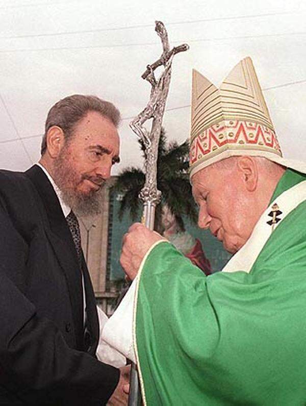 Fidel Castro begrüßt Papst Johannes Paul II. in Kuba. Es ist die erste Kuba-Reise eines Pontifex.