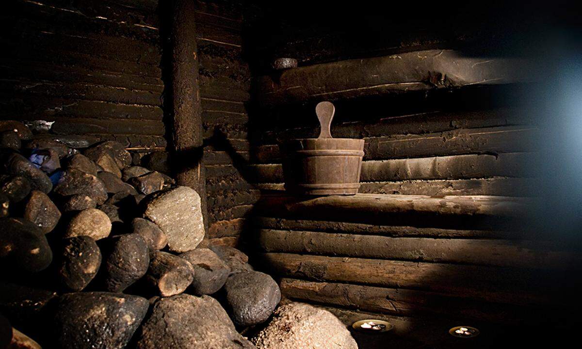 Die Sauna ist ein Nachbau einer traditionellen Höhlensauna und fast vollständig in einen Hügel hineingebaut. Eher rustikal von der Ausstattung und mit einem leichten Rauchgeruch im Saunadampf sicher ein besonderes Erlebnis.  