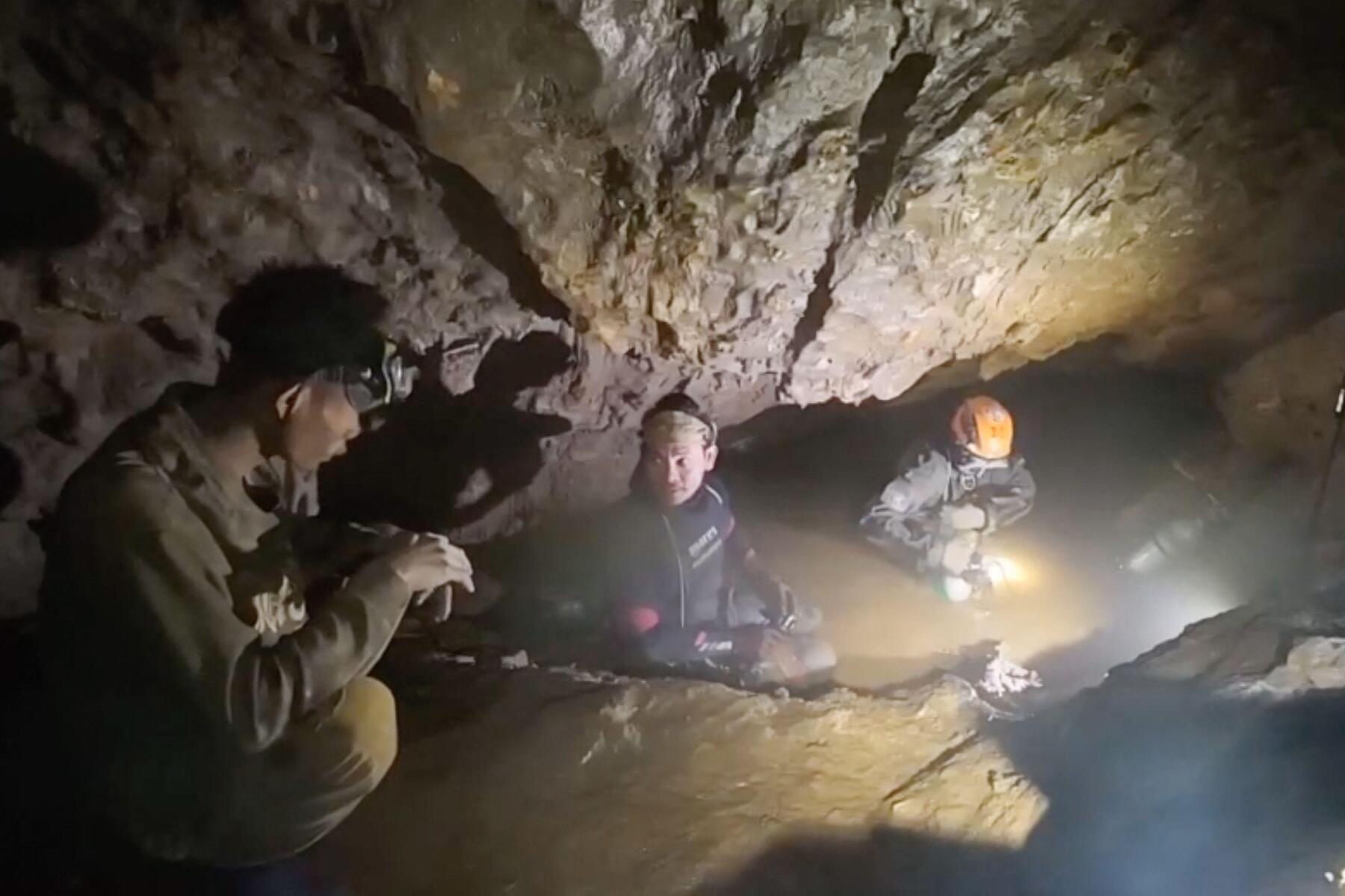 Vertikal 100 Meter in den Berg: Retter finden neuen Zugang zu Höhle in Laos