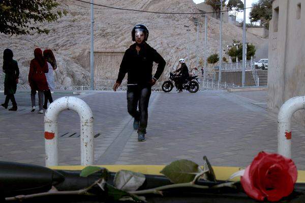 "Taxi"Der iranische Regisseur Jafar Panahi setzte sich für seinen Film selbst hinter das Taxilenkrad und nahm in authentischen Bilder die Stimmung in der iranischen Hauptstadt Teheran auf. Während der Taxifahrten erzählen ihm die unterschiedlichsten Fahrgäste aus ihrem Leben. So kommt eine Aneinanderreihung komischer wie dramatischer Szenen zustande, die in ihrer Mischung das heutige Lebensgefühl im Iran einfangen.