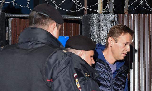 Vor dem Gefängnis abgeführt: Alexej Nawalny wurde eher symbolisch entlassen.