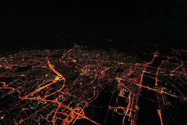 Auch die Beleuchtung großer Straßen trägt zur Lichtverschmutzung bei. Dank moderner Technik wird sich der Anteil aber deutlich reduzieren.
