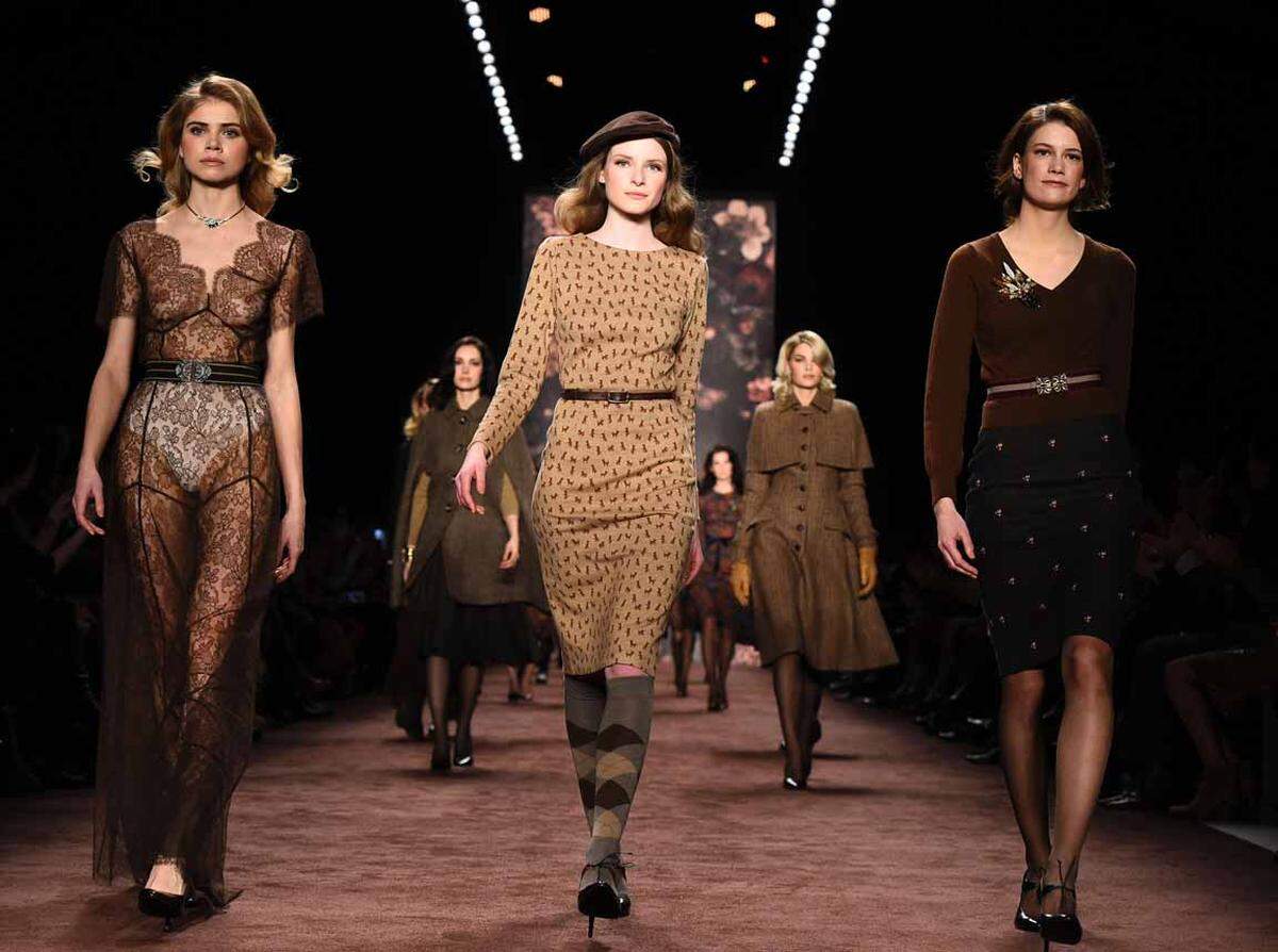 Die österreichische Designerin Lena Hoschek eröffnete die Modewoche in Berlin mit einer britischen Kollektion.