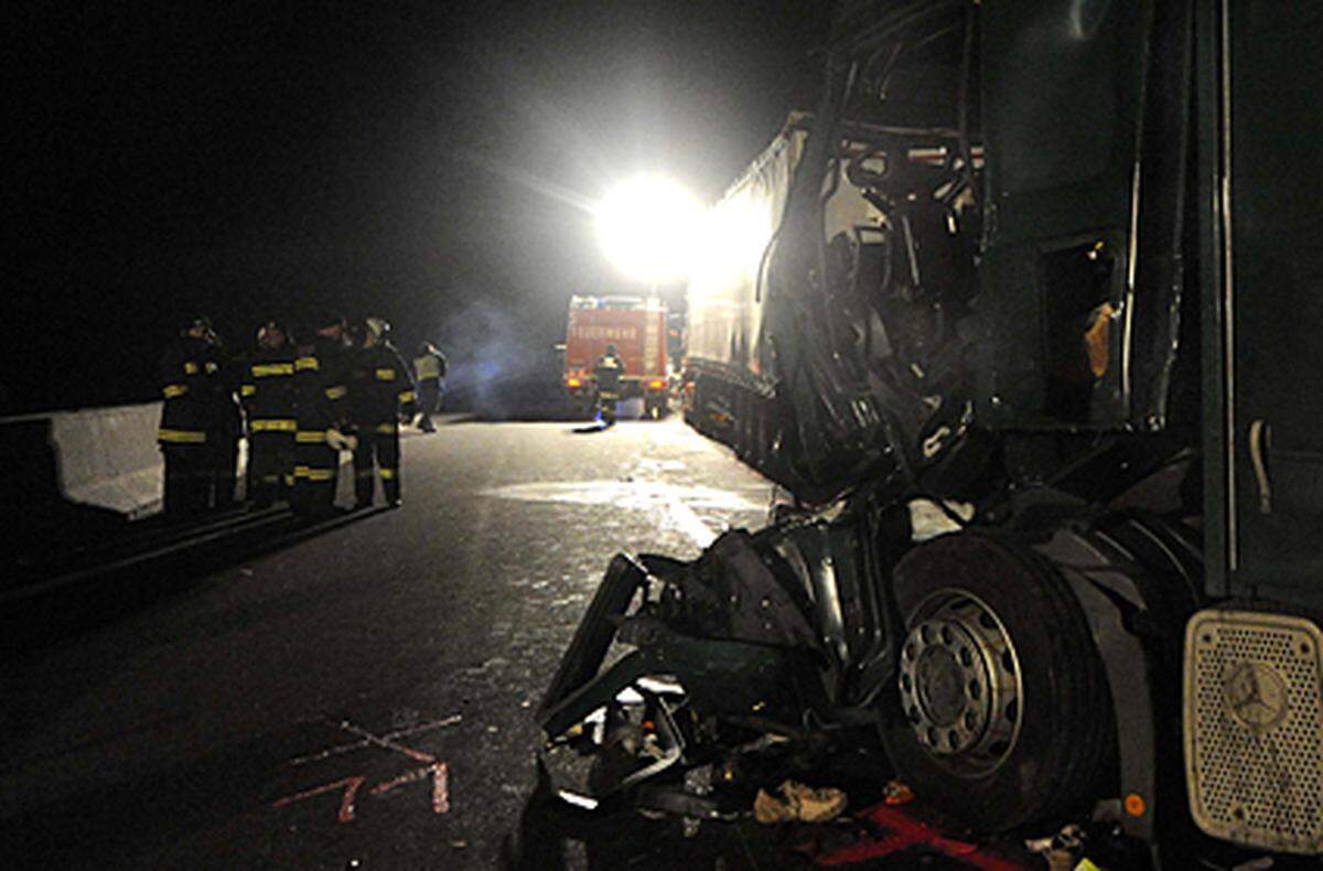 Ein Großaufgebot an Rettungskräften stand im Einsatz, die Verletzten wurden in mehrere Spitäler in Mödling, Baden, Wien und St. Pölten eingeliefert.