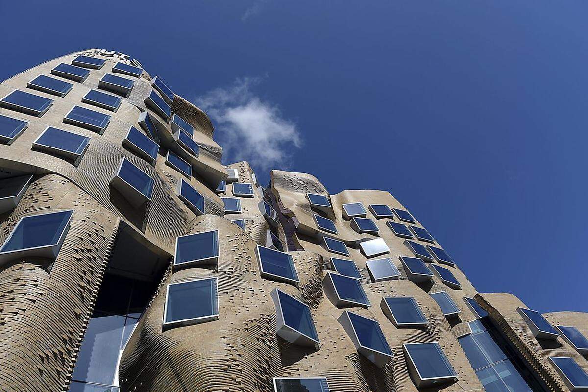 Sydney hat nun auch seinen Frank Gehry:Das ist nicht etwa eine wahllos angeordnete Ansammlung von Solarzellen am Sandstrand, sondern die mit Fenstern bestückte Fassade des Anfang Februar eröffneten Dr-Chau-Chak-Flügels auf dem Campus der Technischen Universität in Sydney (Australien). Entworfen hat das Gebäude der kanadische Stararchitekt Frank Gehry. Es ist das erste Mal, dass ein Gehry-Entwurf in Australien realisiert wurde. Seine Kreationen weisen meist außergewöhnliche Kurven auf, die Betrachter zu hitzigen Diskussionen anregen. Namensgeber ist der australische Geschäftsmann Dr Chau Chak, dessen Familie aus China stammt. Er spendete 20 Millionen Australische Dollar für das Projekt. ("Die Presse", Printausgabe, 7. Februar 2015)
