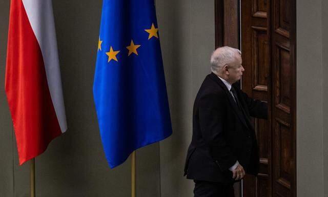 Abgang Bühne rechts: PiS-Chef Jarosław Kaczyński muss die Macht in Polen an seinen Erzrivalen Donald Tusk abgeben. 