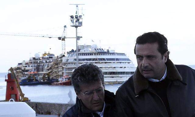 Francesco Schettino (re.) auf einem Archivbild vom Februar 2014 vor dem wieder aufgerichteten Wrack der Costa Concordia.