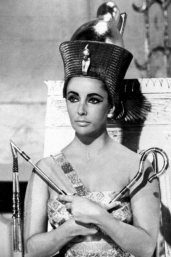 Kennengelernt hatte Taylor Burton am Set von "Cleopatra": Wegen ihrer häufigen Erkrankungen dauerten die Dreharbeiten fast zehn Jahre. Die Diva kassierte die damals außergewöhnliche Gage von einer Million Dollar (707.414 Euro). Der Film gilt bis heute als einer der teuersten je produzierten Streifen.