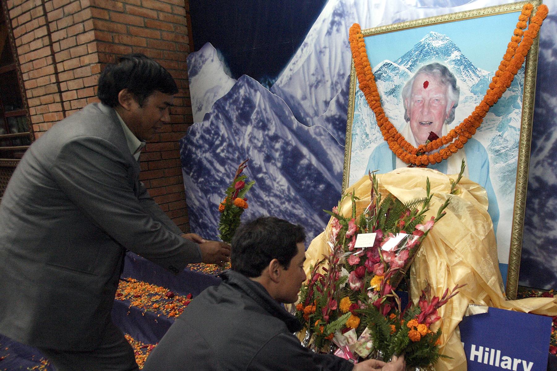 Edmund Hillary am Dach der Welt