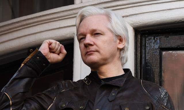 Assange auf dem Balkon der Botschaft von Ecuador - aus der er Anfang Mai ins Gefängnis transportiert wurde.