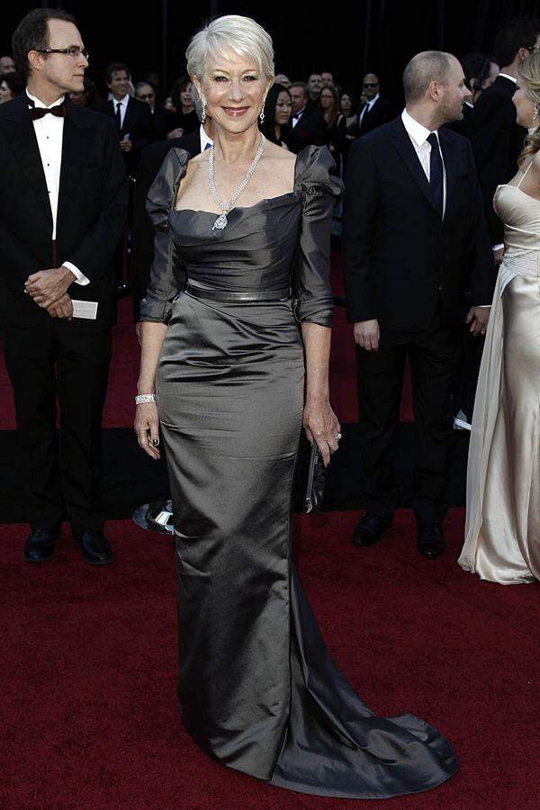 Oscar-Gewinnerin Helen Mirren edel in Grau.