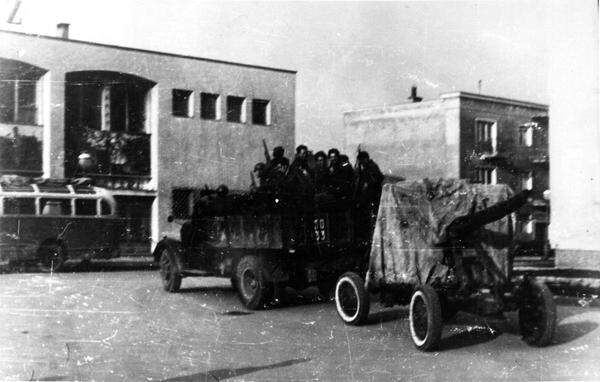 Der ungarische Volksaufstand im Jahr 1956 hat freilich auch Sztálinváros erfasst. Nachdem der Aufstand zerschlagen wurde, setzte die Kommunistische Partei auch in Sztálinváros die „Arbeiterwache“ (Munkásőrség) ein: sie wurde von Arbeitern rekrutiert und bewaffnet – mit dem Ziel, die anderen Arbeiter zu auf Schritt und Tritt zu bewachen.