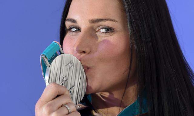 Sieger beißen in ihre Medaillen, Siegerinnen küssen sie: Anna Veith nimmt ihr Super-G-Silber glücklich in Empfang.