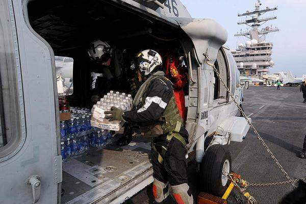 Vom Flugzeugträger "USS Ronald Reagan" werden Lebensmittel zu den Betroffenen geflogen.