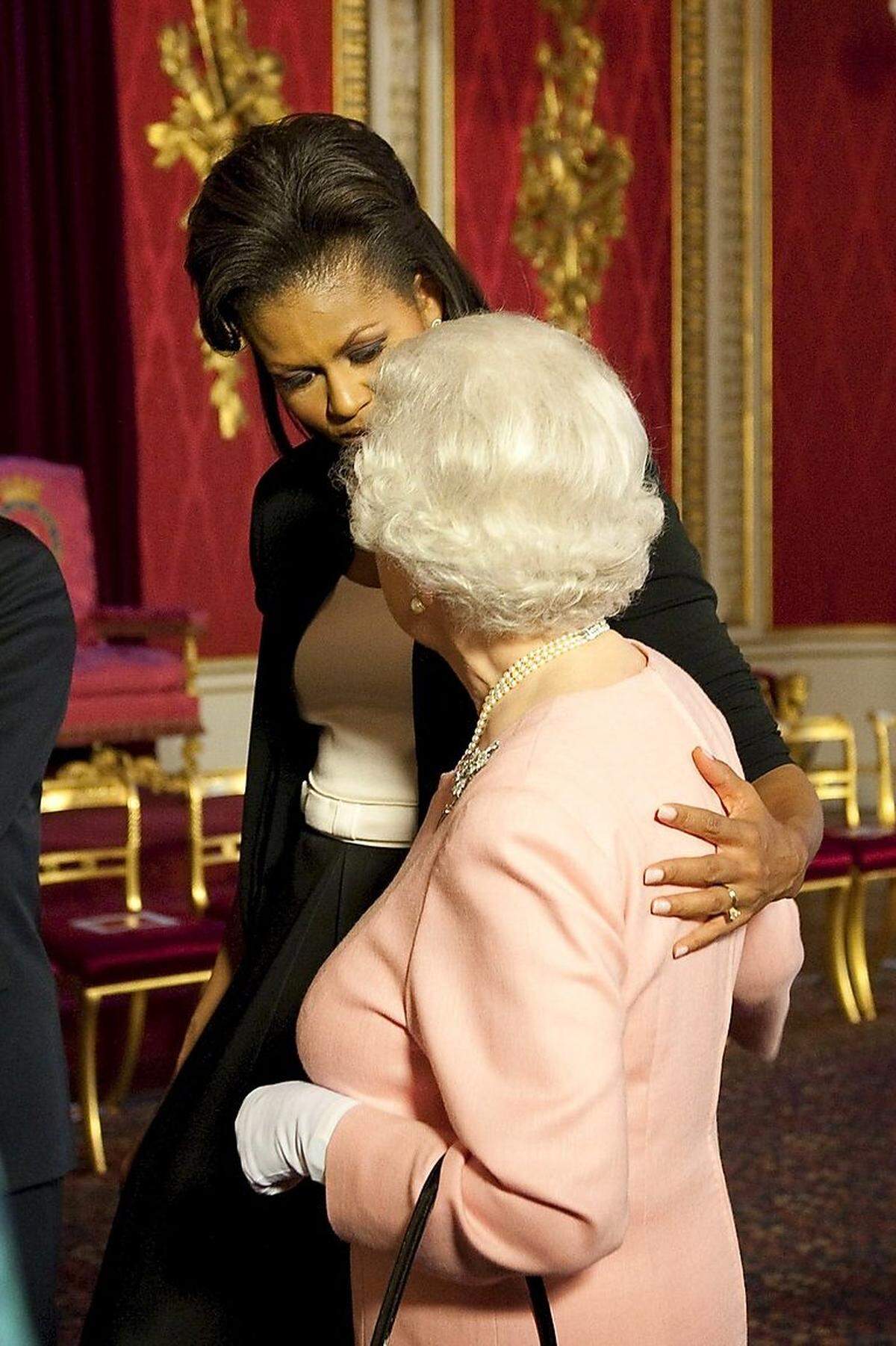 Michelle Obama ist allerdings gleich zu Beginn der Präsidentschaft ihres Gatten ebenfalls schon einmal mit einer protokollarisch unangebrachten Berührung aufgefallen, als sie die britische Queen Elizabeth II. an der Schulter berührte. Eine Geste, die die Queen bei einem Empfang wenige Wochen später selbst wiederholte, was für große Sympathie zwischen den beiden Frauen spricht.Als der damalige australische Ministerpräsident Paul Keating 1992 die Königin umarmte, verspotteten ihn die britischen Boulevardmedien in Anlehnung an das Kinderbuch "Wizard of Oz" ("Der Zauberer von Oz") als "Lizard of Oz" ("Eidechse von Oz"). Bei Obama wirkte die Geste hingegen authentisch und auf Gegenseitigkeit beruhend.