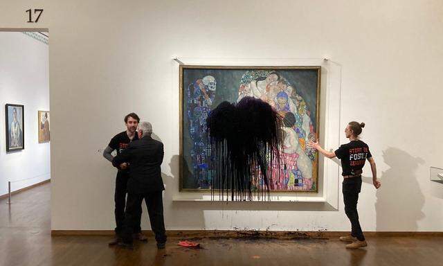Im Leopold Museum in Wien wurde ein Klimt-Gemälde überschüttet, ein Aktivist klebte sich selbst an den Rahmen.