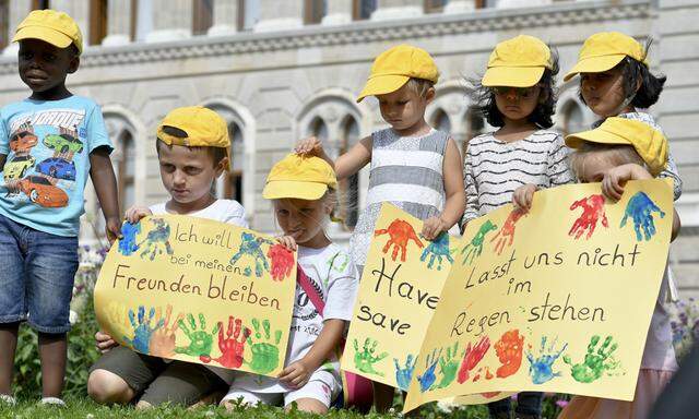 Kinder und Eltern demonstrierten am Donnerstag beim Rathaus für einen Erhalt der Kindergärten