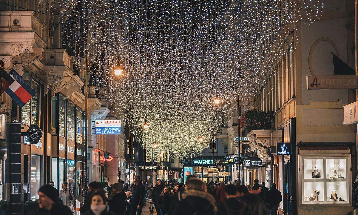 Die Top 10 der teuersten Einkaufsstraßen eröffnet der Kohlmarkt in Wien. Vom Michaelerplatz bis zum Graben zahlt man gut und gerne 4758 Euro im Jahr für einen Quadratmeter. Das geht aus einer aktuellen Studie von Cushman &amp; Wakefield hervor.