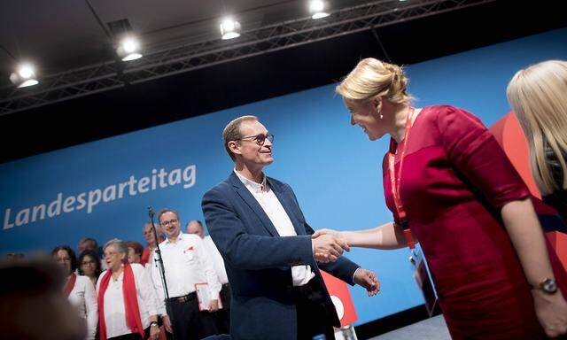 Michael Müller übergibt den Vorsitz der Landes-SPD in Berlin an Franziska Giffey (Archivbild).