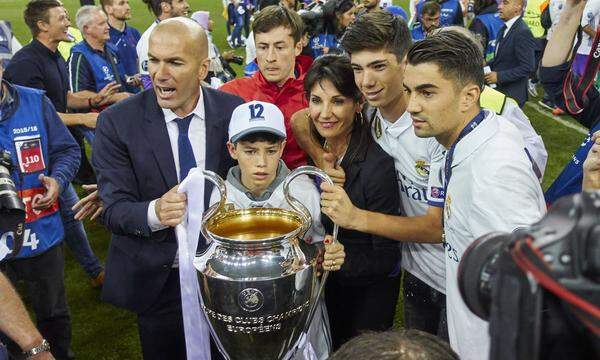 2 Real Madrid (im Bild die Familie Zidane) gelang 2017 als erstem Klub die Titelverteidigung. AC Milan (1989, 1990) war bis dahin der letzte Klub, der zweimal in Folge den Cup der Landesmeister gewinnen konnte. Den dritten Titel in Serie gewann das „Weiße Ballett“ 2018.  