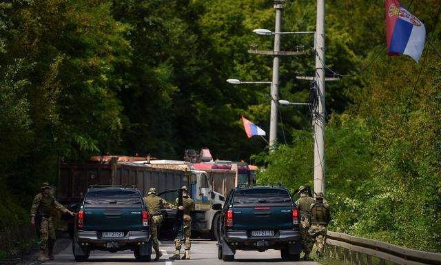 Kosovo-Serben hatten am Wochenende an der Grenze zu Serbien Barrikaden aus Lastwagen und anderen Fahrzeugen errichtet. Die Grenzübergänge - konkret Brnjak und Jarinje - sind nun wieder für den Verkehr geöffnet worden. 