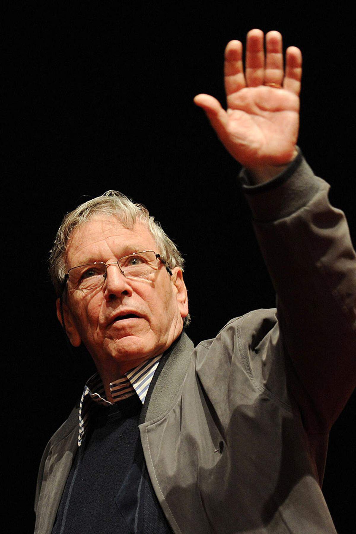 Dieselben Chancen auf den Nobelpreis (33:1) werden heuer dem Israeli Amos Oz (geb. 1939) gegeben. Der Mitbegründer der politischen Bewegung Schalom Achschaw (Peace Now) hat eine Reihe von Romanen und Erzählungen, einige Essaybände und Kinderbücher verfasst. Für ihn machte sich Günter Grass stark: Allein für "Eine Geschichte von Liebe und Finsternis" hätte Amos Oz den Nobelpreis verdient, meint der Literatur-Nobelpreisträger von 1999. Das Buch ist eine fiktive Biografie und eine Skizze der israelischen Geschichte und wurde zum Bestseller.