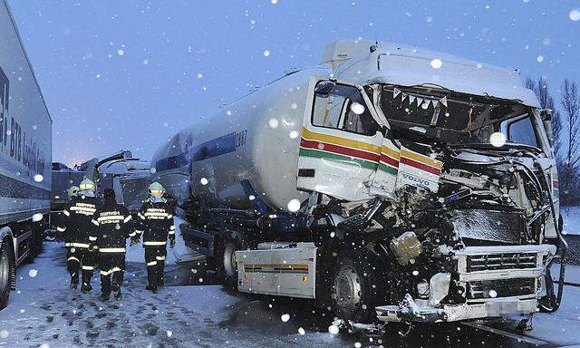 Ein bei der Massenkarambolage auf der Westautobahn beschädigter Lkw