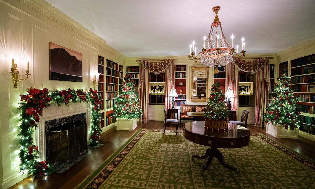 Der "Geist Amerikas" erstrahlt in Form diverser prächtig geschmückter Weihnachtsbäume in unterschiedlichen Farbvariationen - unter anderem dekoriert mit Kugeln und Schleifen in Weiß, Gold, Rot oder Blau.