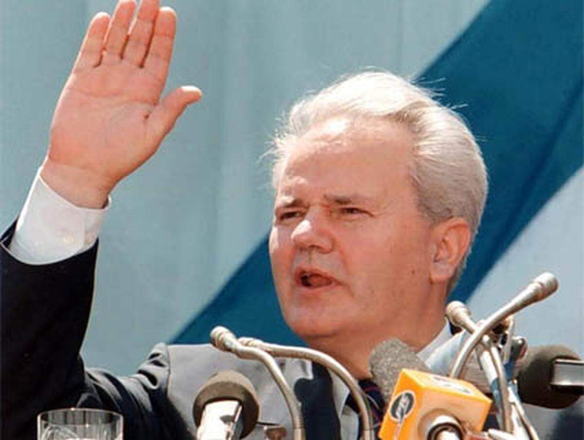 1989 hält der serbische Präsident Slobodan Milosevic zum 600. Jahrestag der Schlacht auf dem Amselfeld, wo die Serben und ihrer Verbündeten den Osmanen unterlagen, eine nationalistische Rede. Dem Kosovo werden in der Folge die Autonomierechte größtenteils entzogen. In den folgenden Jahren wird nach einer heimlichen Volksabstimmung im Kosovo die "Republik Kosovo" proklamiert, deren "Präsident" Ibrahim Rugova wird. Belgrad geht gegen die Bildung von Institutionen dieser "Republik" u.a. mit Polizeiübergriffen vor.