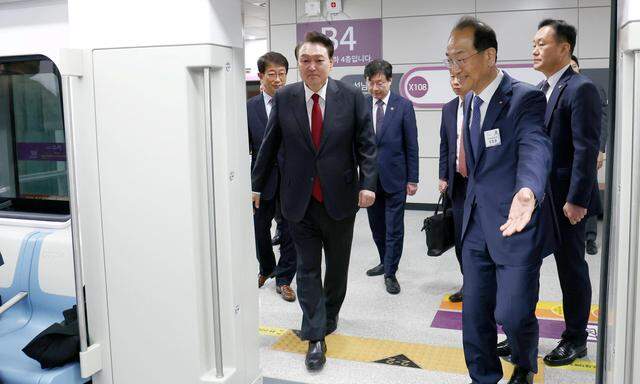 Der südkoreanische Präsident Yoon Suk Yeol steigt nach der Eröffnungsfeier der neuen U-Bahn-Linie GTX-A in Seoul in einen Zug.