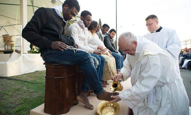 ITALY-VATICAN-POPE-IMMIGRATION-HOLY THURSDAY