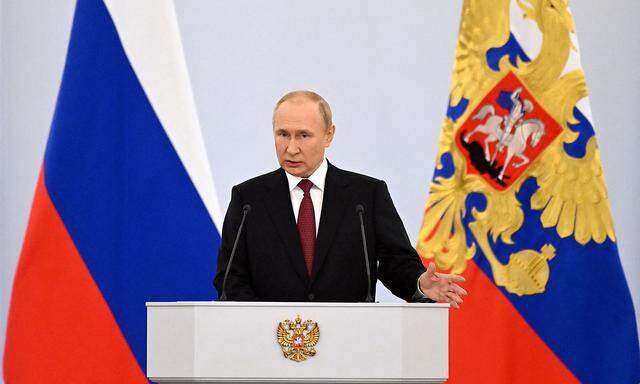 Wladimir Putin erklärt sein anti-westliches Weltbild in einer im TV übertragenen Rede in Moskau.
