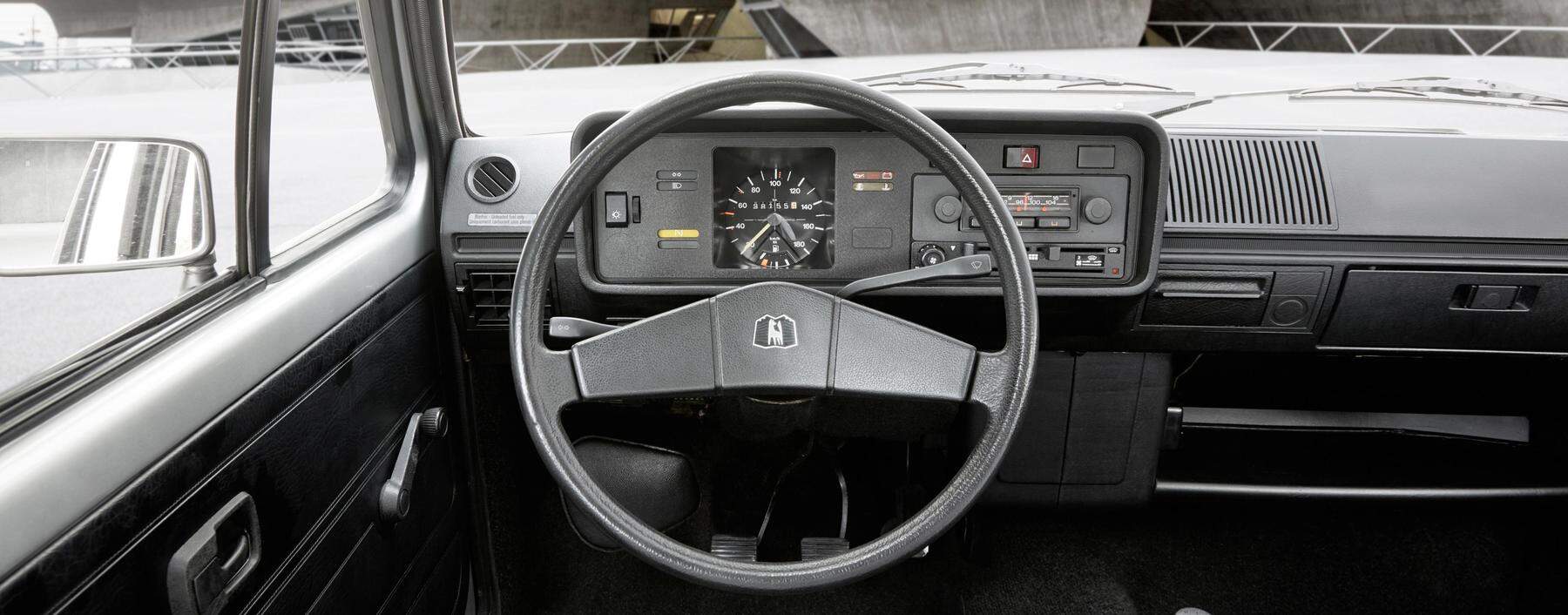Wandel im Autobau: 1974 waren Airbag und elektrische Fensterheber noch lang nicht an Bord. Dafür das gelbe Choke-Lämpchen für den Kaltstart. Radio? Aufpreis! Touchscreen? Pure Science-Fiction!