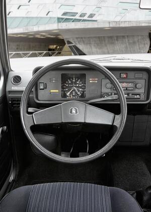 Wandel im Autobau: 1974 waren Airbag und elektrische Fensterheber noch lang nicht an Bord. Dafür das gelbe Choke-Lämpchen für den Kaltstart. Radio? Aufpreis! Touchscreen? Pure Science-Fiction!