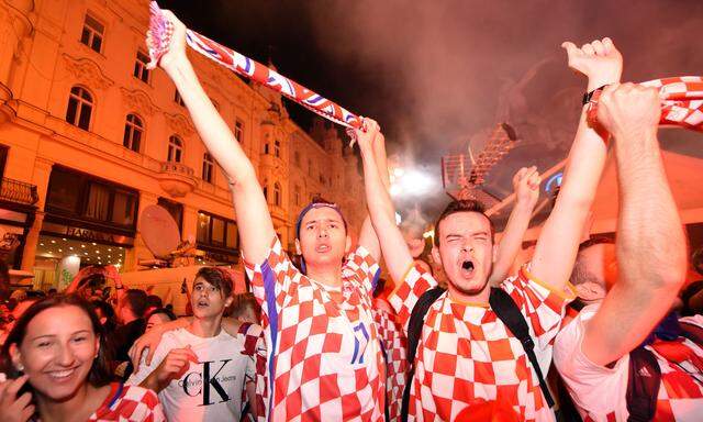 Kroatische Fans feierten auch auf den Straßen in Zagreb. In Wien kam es zu Ausschreitungen und Krawallen.