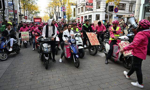 Es ist nicht der erste Streik der Fahrradboten: Schon im Oktober  2023 , siehe Bild, protestierten die Mitarbeiterinnen und Mitarbeiter gegen schlechte Arbeitsbedingungen. 