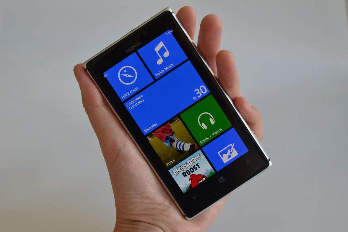 Der Homescreen lässt dank neuester Windows-Phone-8-Version in "Live-Tiles" in drei Formaten unterteilen. Für Windows-Phone-Neulinge: "Live-Tiles" deshalb, weil dort direkt aktuelle Inhalte von Apps angezeigt werden.