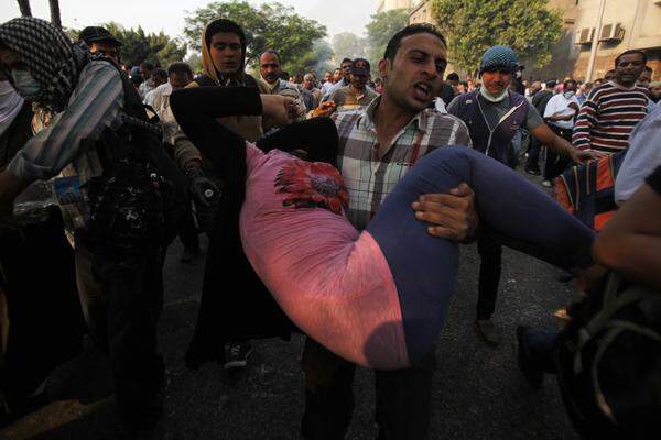 Nach Angaben des Innenministeriums starben die meisten der 51 Opfer in der Hauptstadt Kairo und in Vororten. 423 Menschen seien festgenommen worden, hieß es weiter.