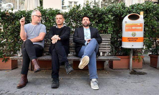 Peter Hörmanseder, Ulrisch Salamun und Robert Stachel (v. li.) auf der Parkbank am Siebensternplatz in Wien. 